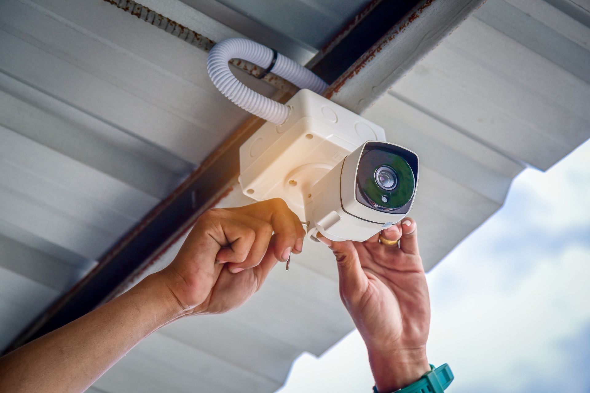 Can the PTZ dome camera mount be installed on both indoor and outdoor surfaces?